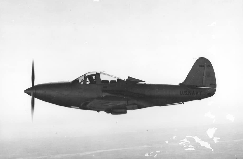 Опытный палубный истребитель Белл XFL-1 «Эйрбонита» – конкурент самолета Грумман XF5F-1 по конкурсу 1938 г. Снимок сделан 14 марта 1941 г. в районе завода «Белл» в г. Буффало, штат Нью-Йорк